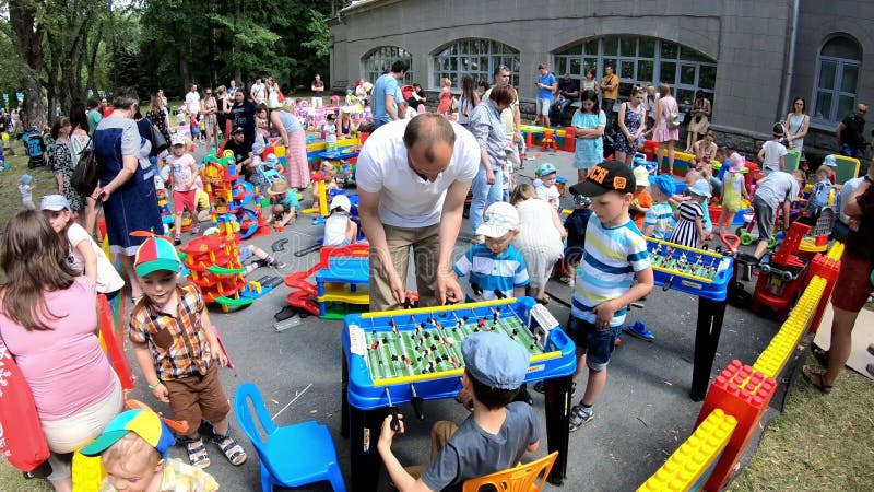 Minsk, Belarus, le 3 juin 2018 : Les enfants avec des parents jouent le football de table et d'autres jeux sur le terrain de jeu