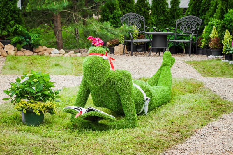 Minsk, Belarus, 23-May-2015: Garden Sculpture from grass royalty free stock photos Minsk, Belarus, 23-May-2015: Garden Sculpture from grass royalty free stock photos