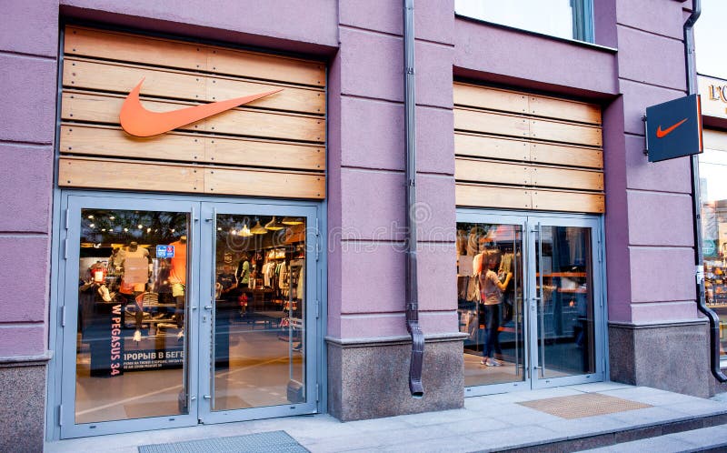 Meyella Koopje Voetganger Minsk, Belarus, May 7, 2018: Nike Store at Minsk, Belarus. Editorial Stock  Photo - Image of fashion, building: 116642163