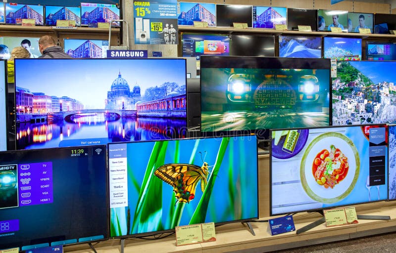 MINSK, BELARUS - 22 november 2019: Televisies van verschillende merken in de elektronicawinkel
