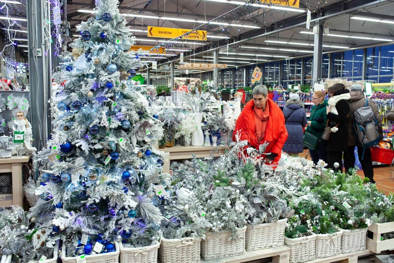MINSK, BELARÚS - 23 de noviembre de 2019: Comprando en el supermercado por Navidad Interior del centro comercial con árbol de Nav foto de archivo MINSK, BELARÚS - 23 de noviembre de 2019: Comprando en el supermercado por Navidad Interior del centro comercial con árbol de Nav foto de archivo