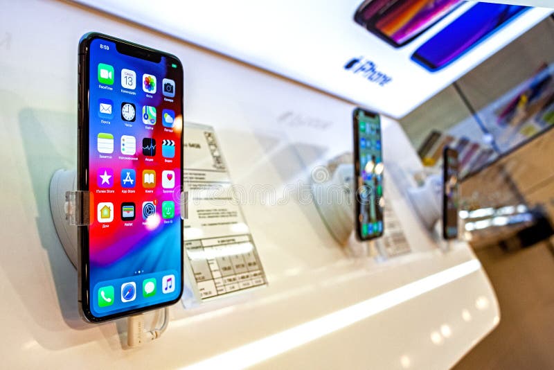 Minsk, Białoruś, Marzec 13, 2019: Jabłczani iPhone XS smartphone max stojaki na pokazie wśrodku Apple Store