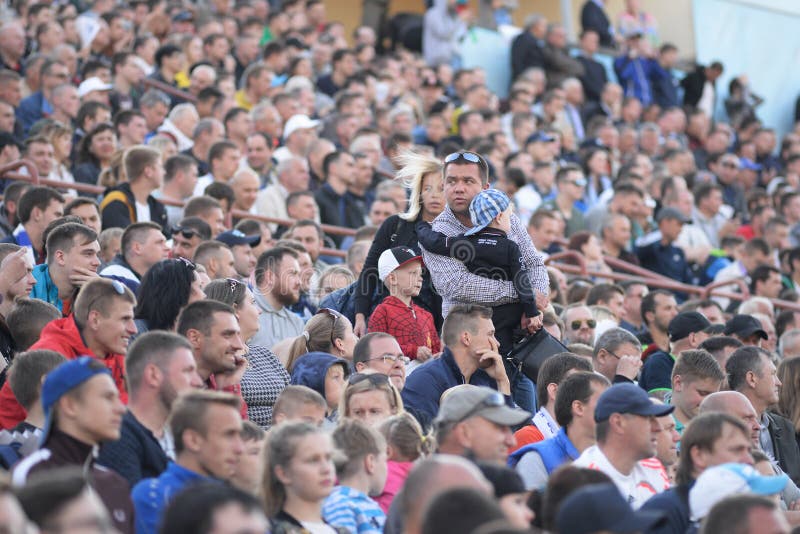 MINSK BIAŁORUŚ, MAJ, - 23, 2018: Rodzice i dziecko są przyglądający dla miejsca przed Belarusian Najważniejszego liga futbolem obrazy royalty free MINSK BIAŁORUŚ, MAJ, - 23, 2018: Rodzice i dziecko są przyglądający dla miejsca przed Belarusian Najważniejszego liga futbolem obrazy royalty free