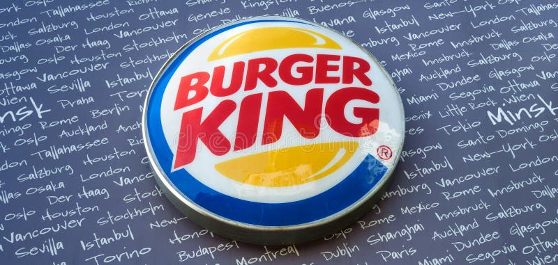 Minsk, Białoruś - mogą 18, 2017: Burger King signboard fotografia royalty free Minsk, Białoruś - mogą 18, 2017: Burger King signboard fotografia royalty free