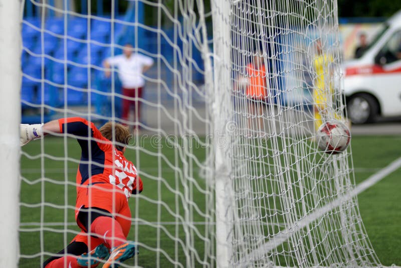 Dois jogadores de futebol masculino, bola driblando no estádio durante o  jogo de esporte no fundo do céu escuro. fotos, imagens de ©  vova130555@gmail.com #480717430