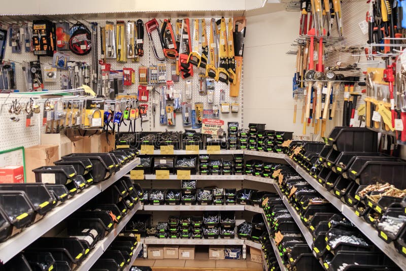 Minsk, Bielorrusia - 5 de enero de 2019 pasillos de la tienda con los estantes llenos de herramientas del hogar Hay también torni foto de archivo Minsk, Bielorrusia - 5 de enero de 2019 pasillos de la tienda con los estantes llenos de herramientas del hogar Hay también torni foto de archivo