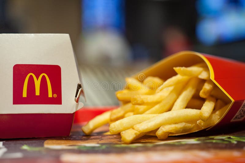 Minsk, Bielorrusia, el 3 de enero de 2018: Mac Box grande con el logotipo del ` s de McDonald y patatas fritas en restaurante del