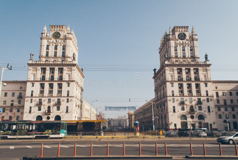 Minsk, Bielorrússia 30 de março de 2019 duas construções da torre que simbolizam as portas de Minsk, herança soviética de N, esti fotos de stock Minsk, Bielorrússia 30 de março de 2019 duas construções da torre que simbolizam as portas de Minsk, herança soviética de N, esti fotos de stock