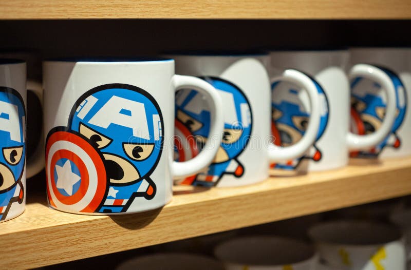 MINSK, BIELORUSSIA - 20 dicembre 2019: Uomini in ceramica su uno scaffale nel negozio Miniso con immagini di Captain America Marv immagini stock MINSK, BIELORUSSIA - 20 dicembre 2019: Uomini in ceramica su uno scaffale nel negozio Miniso con immagini di Captain America Marv immagini stock