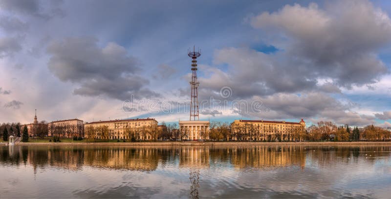 Minsk, capitale du Belarus Remblai panoramique d'Autumn View Of The River Svisloch, centre de télévision de Minsk avec la tour de photos libres de droits Minsk, capitale du Belarus Remblai panoramique d'Autumn View Of The River Svisloch, centre de télévision de Minsk avec la tour de photos libres de droits
