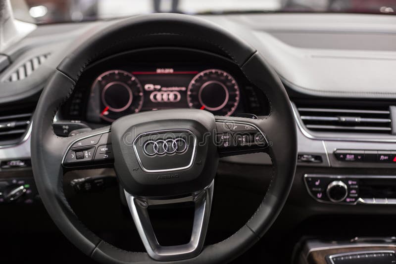 Minsk, Maja 2018 Audi Q7 wnętrze obraz stock Minsk, Maja 2018 Audi Q7 wnętrze obraz stock