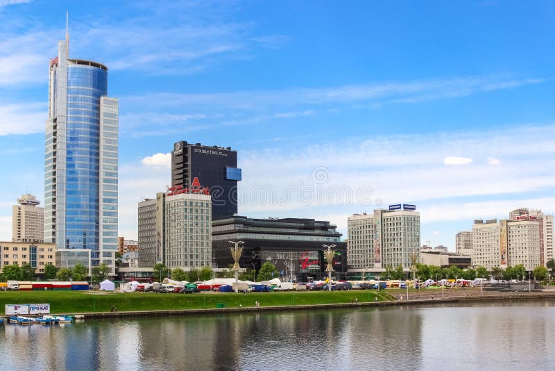 Minsk, Nemiga Hotel Doubletree por Hilton, plaza real, bancos, río Svisloch La República de Belarús, el 20 de mayo de 2017 imagenes de archivo Minsk, Nemiga Hotel Doubletree por Hilton, plaza real, bancos, río Svisloch La República de Belarús, el 20 de mayo de 2017 imagenes de archivo