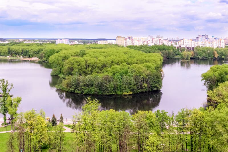 Minsk, Republic of Belarus Lago victory Park Komsomol imagem de stock royalty free Minsk, Republic of Belarus Lago victory Park Komsomol imagem de stock royalty free