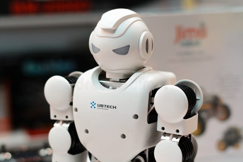 MINSK VITRYSSLAND - April 18, 2017: Robothumanoiden Ubtech Aplha 1S på TIBO-2017 den 24th internationalen specialiserade forum på royaltyfria foton MINSK VITRYSSLAND - April 18, 2017: Robothumanoiden Ubtech Aplha 1S på TIBO-2017 den 24th internationalen specialiserade forum på royaltyfria foton