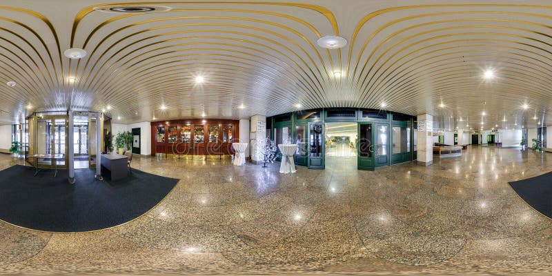 MINSK VITRYSSLAND - JULI, 2016: full s?ml?s panorama 360 grader vinkelsikt i inre av den lyxiga tomma korridoren panorama 360 in royaltyfri foto MINSK VITRYSSLAND - JULI, 2016: full s?ml?s panorama 360 grader vinkelsikt i inre av den lyxiga tomma korridoren panorama 360 in royaltyfri foto