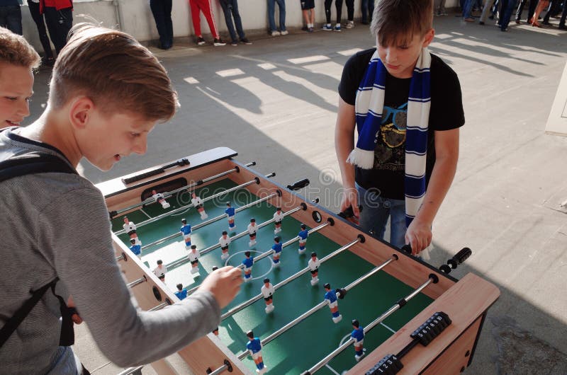 MINSK VITRYSSLAND - MAJ 23, 2018: Små fanlekar bordlägger fotboll för den vitryska premier leaguefotbollsmatchen royaltyfri fotografi MINSK VITRYSSLAND - MAJ 23, 2018: Små fanlekar bordlägger fotboll för den vitryska premier leaguefotbollsmatchen royaltyfri fotografi