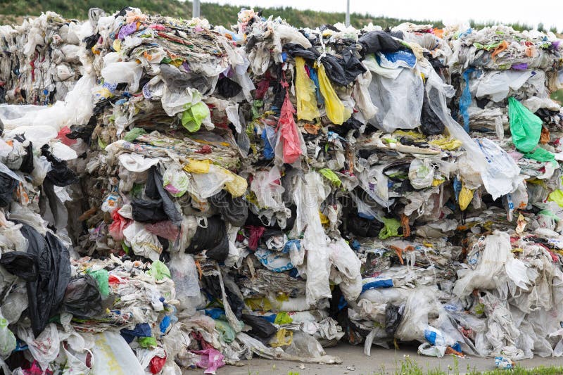 Minsk, Wit-Rusland - Juni 6, de stapel van 2019 A van gedrukt polyethyleen bij een garbagecollectioninstallatie Het sorteren en v stock afbeeldingen Minsk, Wit-Rusland - Juni 6, de stapel van 2019 A van gedrukt polyethyleen bij een garbagecollectioninstallatie Het sorteren en v stock afbeeldingen