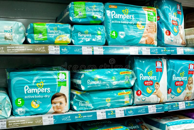 Minsk, Wit-Rusland, 13 Maart, 2019: Planken met luiers onder het merk ‚Pampers van babyluiers voor verkoop in supermarkt royalty-vrije stock foto Minsk, Wit-Rusland, 13 Maart, 2019: Planken met luiers onder het merk ‚Pampers van babyluiers voor verkoop in supermarkt royalty-vrije stock foto