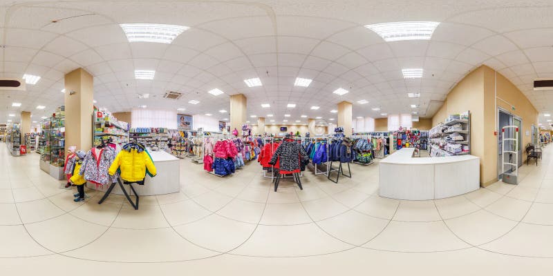 MINSK, WIT-RUSLAND - MEI 2018: Volledig sferisch naadloos hdripanorama 360 graden in binnenland van winkel met plankenstoffen in