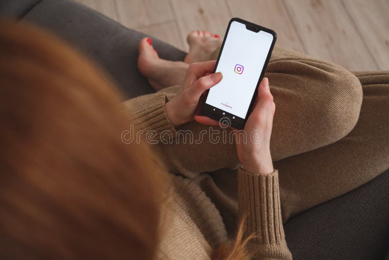 Minskbelarus : 27 maja 2020 r. : zbliżenie na smartphone z logo instagram w rękach kobiet. koncepcja mediów społecznościowych fotografia stock