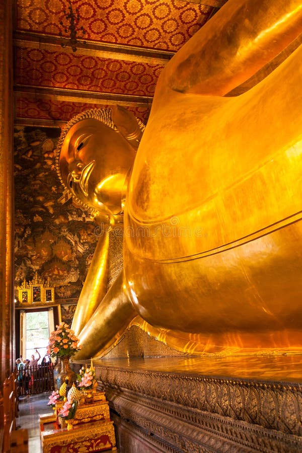 Mintiendo abajo estatua de Buda en el templo de Wat Pho, Bangkok, Tailandia foto de archivo Mintiendo abajo estatua de Buda en el templo de Wat Pho, Bangkok, Tailandia foto de archivo