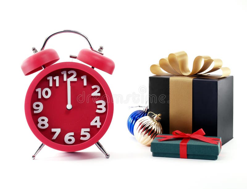 Minutes avant nouvelle année, horloge rouge, boîte-cadeau et boules de Noël photos libres de droits Minutes avant nouvelle année, horloge rouge, boîte-cadeau et boules de Noël photos libres de droits