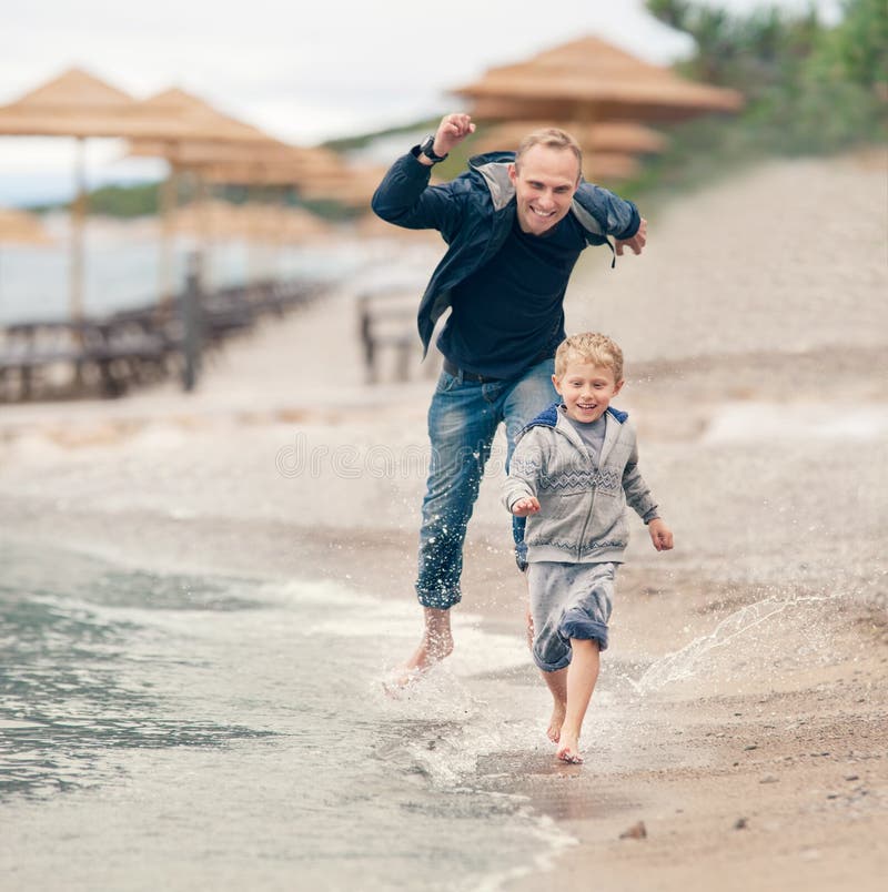 Mio padre gradisce appena un bambino fotografia stock libera da diritti Mio padre gradisce appena un bambino fotografia stock libera da diritti