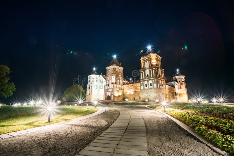 Mir, Białoruś Mir kasztelu kompleks W wieczór iluminacji Lightin zdjęcia royalty free Mir, Białoruś Mir kasztelu kompleks W wieczór iluminacji Lightin zdjęcia royalty free