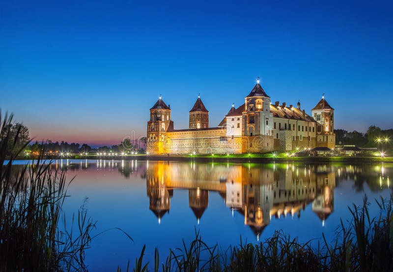 Mir Castle i aftonen, Vitryssland royaltyfri fotografi Mir Castle i aftonen, Vitryssland royaltyfri fotografi