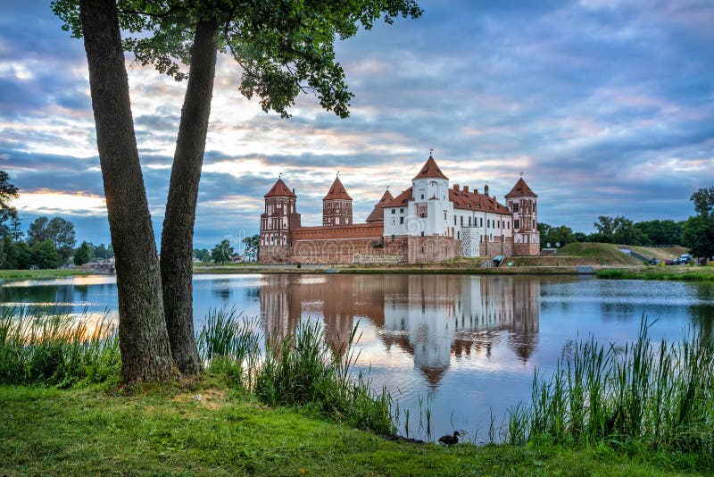Mir Castle por la tarde, Bielorrusia imágenes de archivo libres de regalías Mir Castle por la tarde, Bielorrusia imágenes de archivo libres de regalías