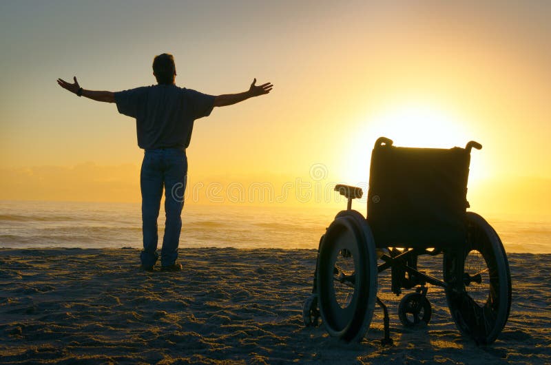 Un milagro espiritual tratamiento lisiado hombre alto espalda expandir sobre el Océano costa cómo él bastidores arriba afuera de su silla de ruedas a camina k amanecer.