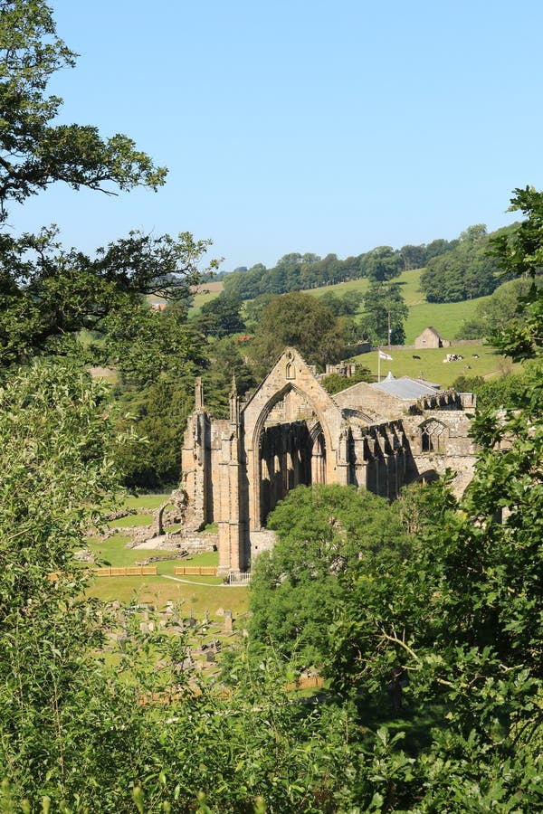 Mirada abajo en las ruinas de la abadía de Bolton imagen de archivo libre de regalías Mirada abajo en las ruinas de la abadía de Bolton imagen de archivo libre de regalías