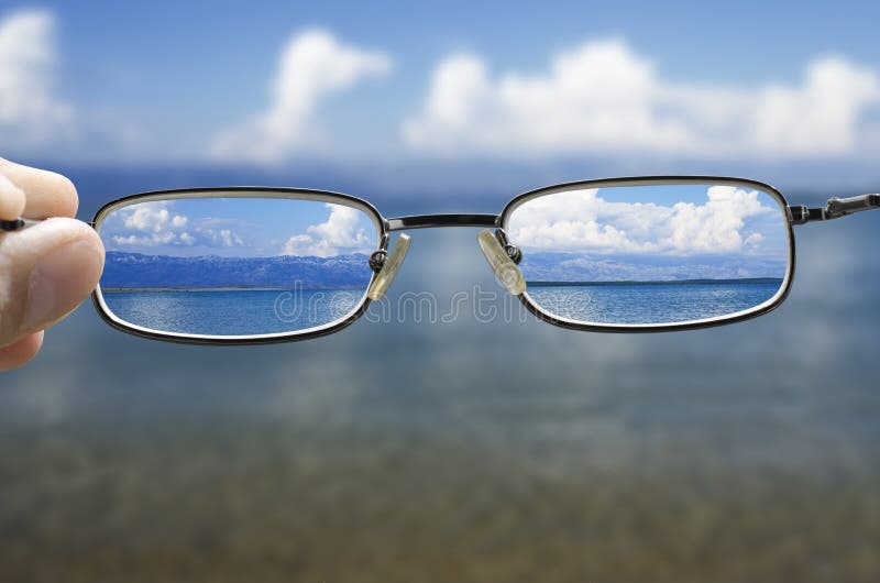 Mirada del mar a través de los vidrios