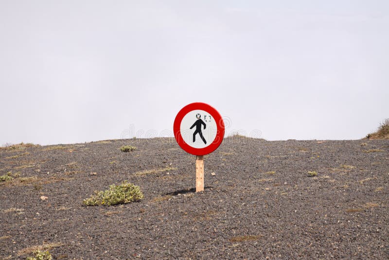 Mirador del Rio - Lanzarote: Geïsoleerd om teken loop niet hier boven wolken op droge steenachtige grond aan steile bergkant royalty-vrije stock foto's Mirador del Rio - Lanzarote: Geïsoleerd om teken loop niet hier boven wolken op droge steenachtige grond aan steile bergkant royalty-vrije stock foto's