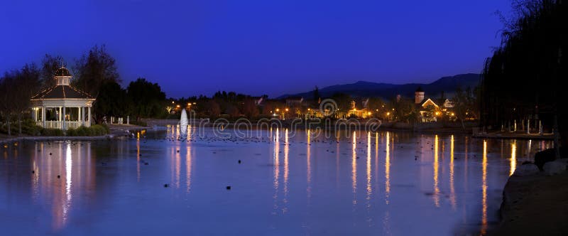 Miradouro no lago com reflexões claras imagens de stock Miradouro no lago com reflexões claras imagens de stock