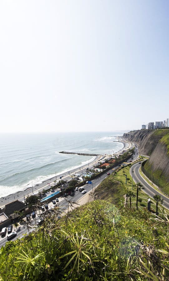 Miraflores aus der Panoramasicht auf die grüne Küste mit Klippenstränden und Autobahn mit Verkehr pazifischen Ozean