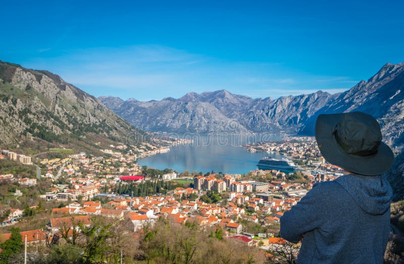 Mirando la bahía de Kotor desde arriba imagenes de archivo Mirando la bahía de Kotor desde arriba imagenes de archivo