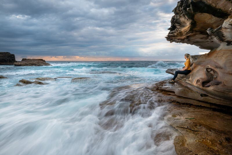 Mirando las ondas acometa cerca, apenas como vida de la cueva del mar fotografía de archivo Mirando las ondas acometa cerca, apenas como vida de la cueva del mar fotografía de archivo