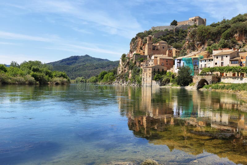 Miravet ποταμών Έβρου χωριό στην Καταλωνία στοκ φωτογραφίες Miravet ποταμών Έβρου χωριό στην Καταλωνία στοκ φωτογραφίες