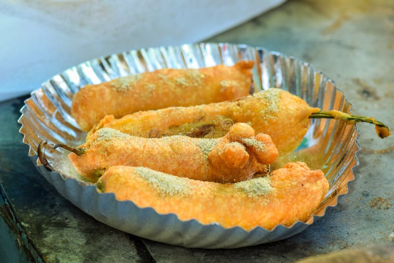Mirchi vert Pakora ou côtelette de Bhajiya ou verte chaude de piments image libre de droits Mirchi vert Pakora ou côtelette de Bhajiya ou verte chaude de piments image libre de droits