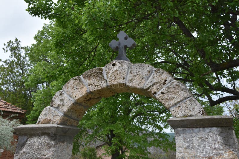 Mire de distancia para oscilar la cerca con la cruz ortodoxa foto de archivo Mire de distancia para oscilar la cerca con la cruz ortodoxa foto de archivo