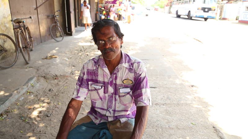 MIRISSA, SRI LANKA - MARS 2014 : Portrait d'homme plus âgé avec des lunettes se reposant sur les rues de Mirissa