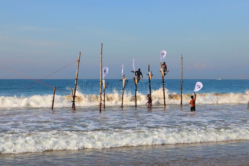 Mirissa, Sri Lanka, 25-02-2017: Przygotowanie dla rywalizacj na tradycyjnym połowie na słupach wśród lankijczyków rybaków obraz stock Mirissa, Sri Lanka, 25-02-2017: Przygotowanie dla rywalizacj na tradycyjnym połowie na słupach wśród lankijczyków rybaków obraz stock