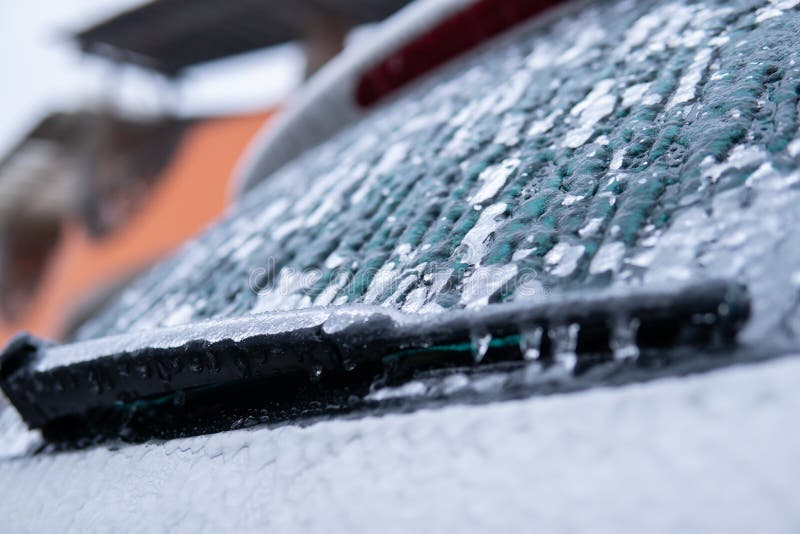 Miroir Côté Voiture Recouvert De Glace . Voiture Couverte . Pare-brise  Voiture Congelée Conduite D'hiver Image stock - Image du véhicule,  transport: 236592221