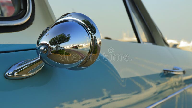 Miroir Chromé De Voiture Classique Photo stock - Image du transport,  automobile: 179487518