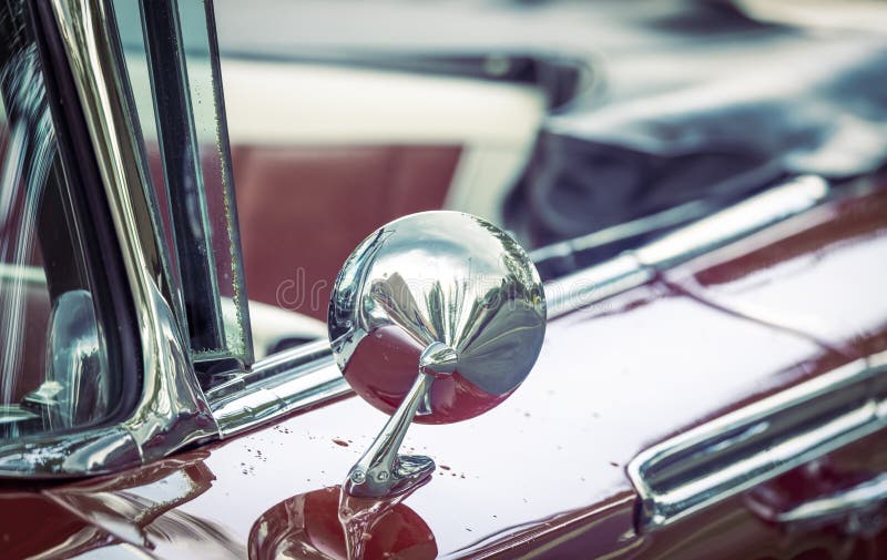 Gros Plan D'un Miroir Rond D'une Voiture Classique Rouge