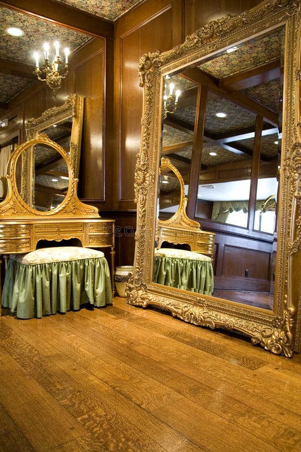 Miroir et raboteuse antiques photos libres de droits Miroir et raboteuse antiques photos libres de droits