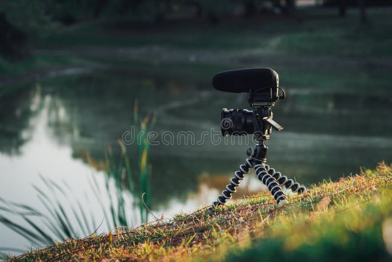 Mirrorless запись цифровой камеры и микрофона в передаче природы стоковые изображения