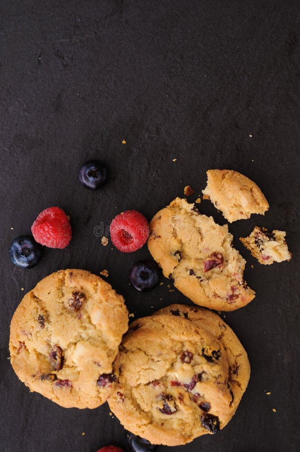 Mirtilos das framboesas das cookies fotografia de stock Mirtilos das framboesas das cookies fotografia de stock