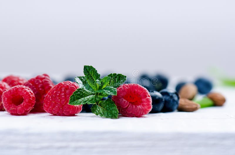 Mirtilos frescos com hortelã em uma tabela branca de madeira antioxidante natural Conceito do alimento saudável Superfood orgânic imagem de stock royalty free Mirtilos frescos com hortelã em uma tabela branca de madeira antioxidante natural Conceito do alimento saudável Superfood orgânic imagem de stock royalty free